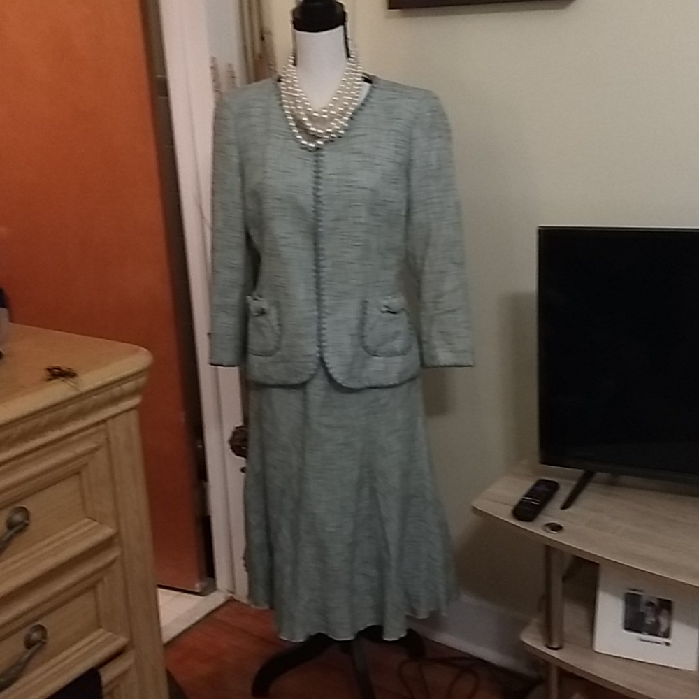 Skirt suit